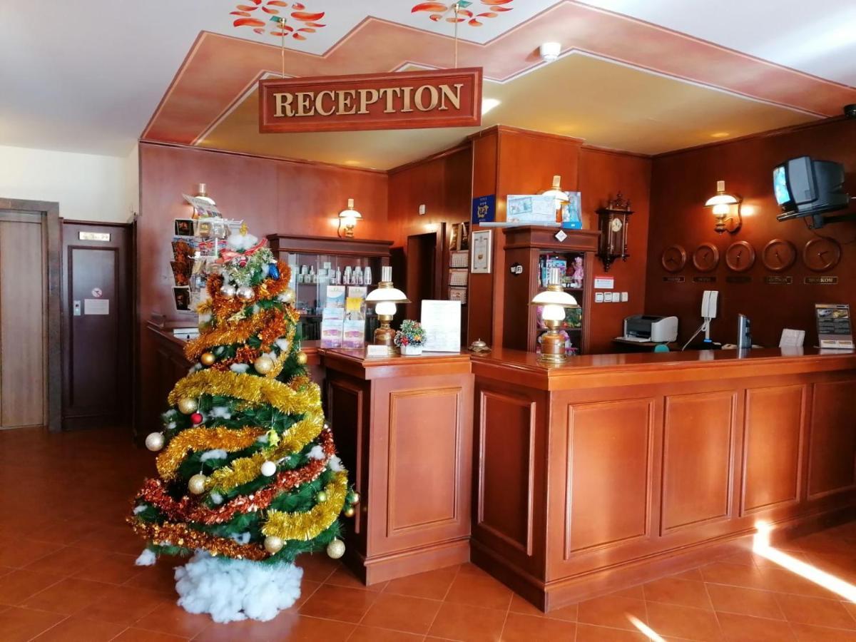 פמפורובו Elina Hotel מראה חיצוני תמונה